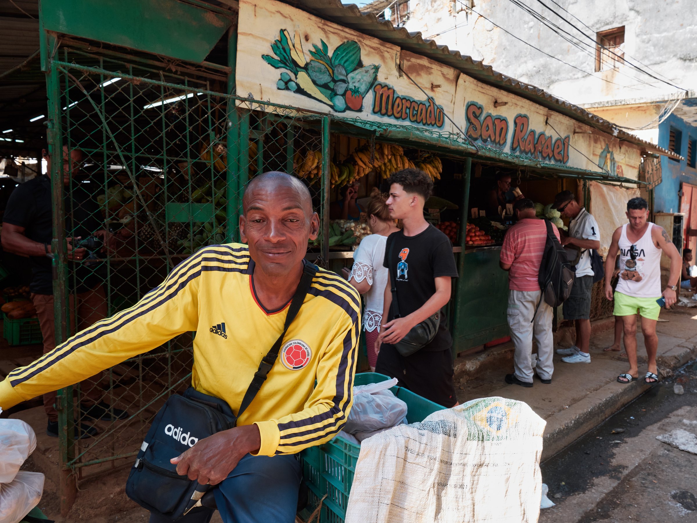 Back home now, and as I reflect on my trip to Cuba, this photo stands out. It captures something essential about the Cuban people: incredibly warm and friendly, yet marked by the quiet fatigue of a life spent constantly finding ways to get by. 🇨🇺 Mercado San Rafael, Centro Habana, Cuba