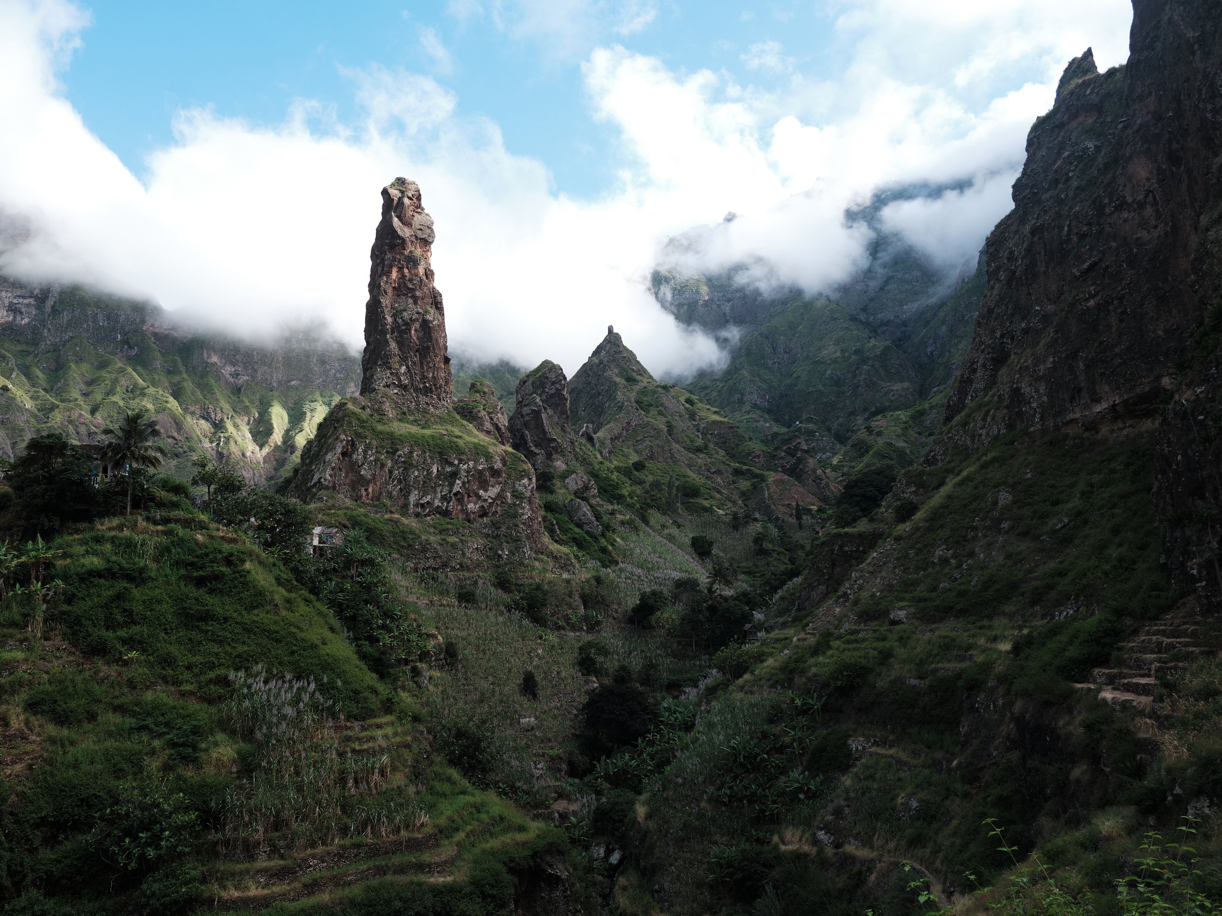 This was on the day I arrived in Santo Antão and decided to go on a short 2 hour hike that promised me a waterfall. Little did I know I would stumble upon this magnificent volcanic plug. 🇨🇻 Xôxo, Santo Antão