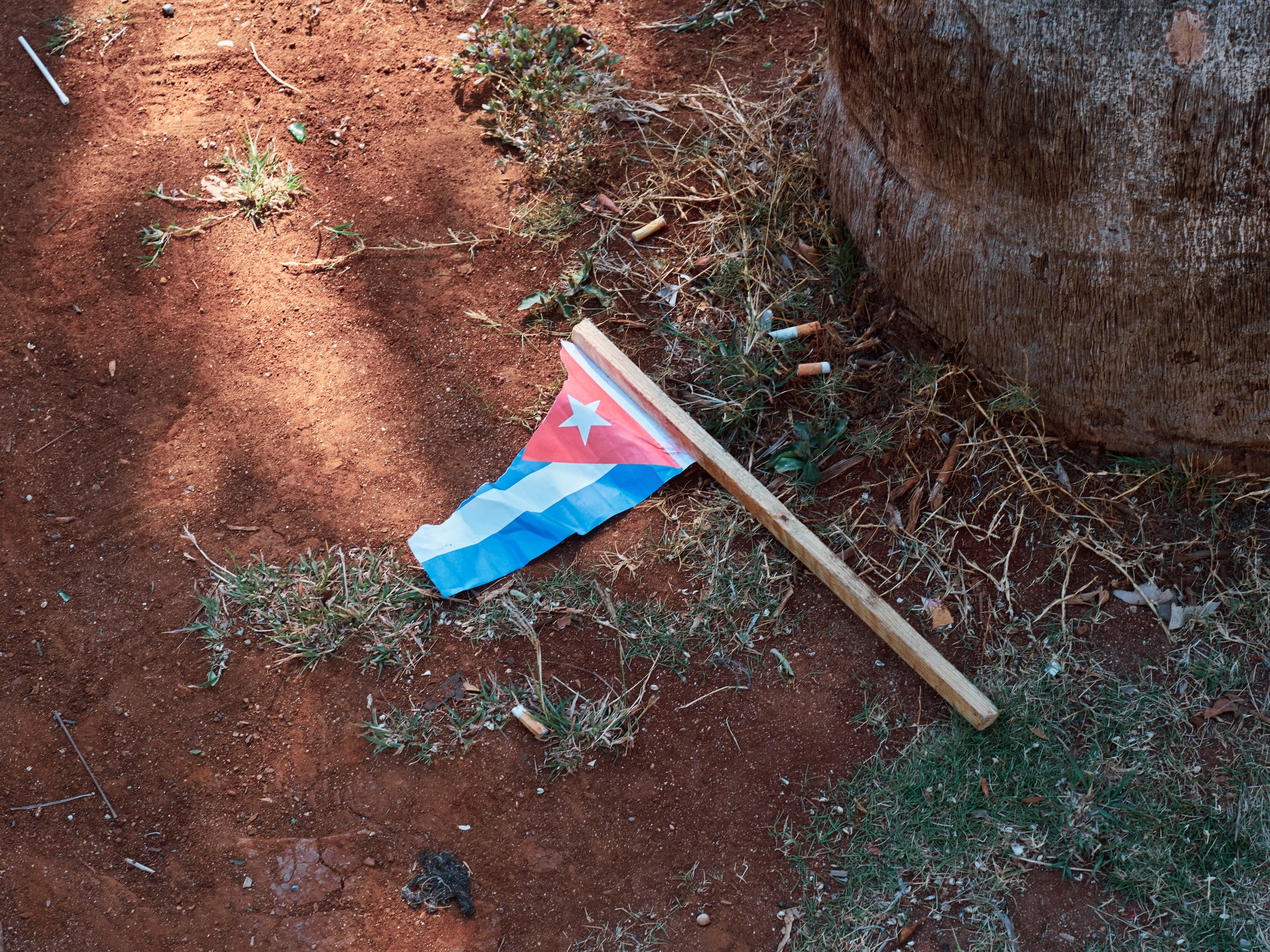 Half ripped Cuban flag from the 1st of May parade, discarded on the floor... 🇨🇺 Habana Vieja, Cuba